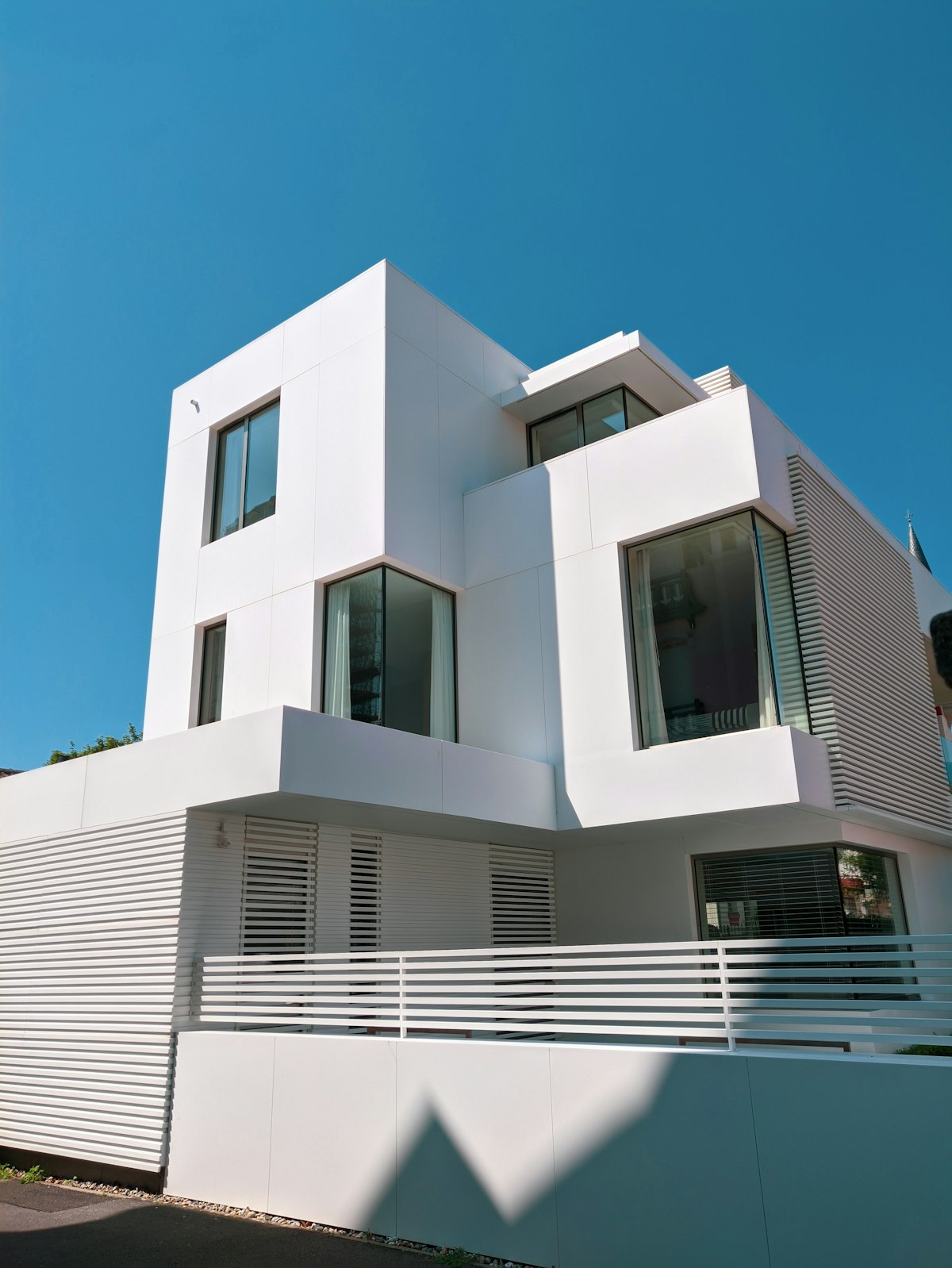 Detalle arquitectónico de un edificio residencial moderno